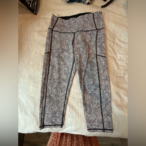 Victoria Secret Sport capri leggings. L - Picture 1 of 6